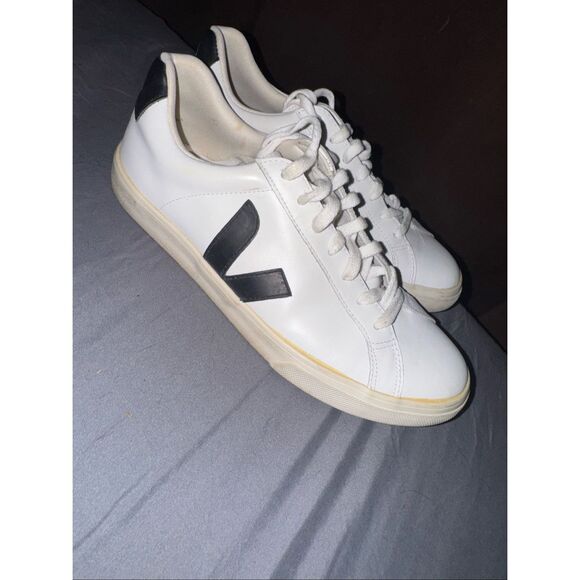 White leather classic Veja sneakers size 9 woman’s - Picture 4 of 10